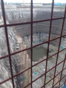 信然柴油移動空壓機(jī)為“深坑酒店”錨桿提供氣源