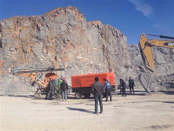 信然柴油移動空壓機(jī)在鄭州滎陽某山上施工（開采礦石）